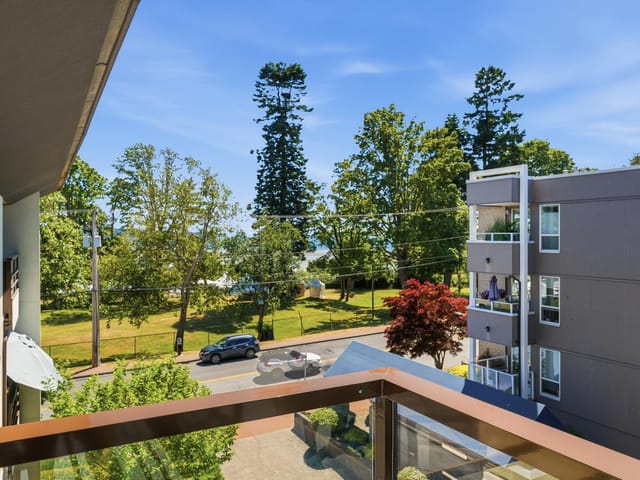 Apartment for sale in White Rock, South Surrey White Rock, 303 15747 Marine Drive, 263191987 | Realtylink.org