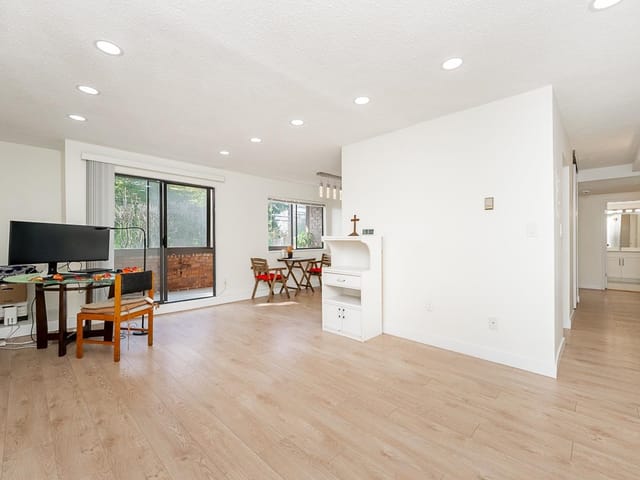Apartment for sale in White Rock, South Surrey White Rock, 108 1444 Martin Street, 263194128 | Realtylink.org