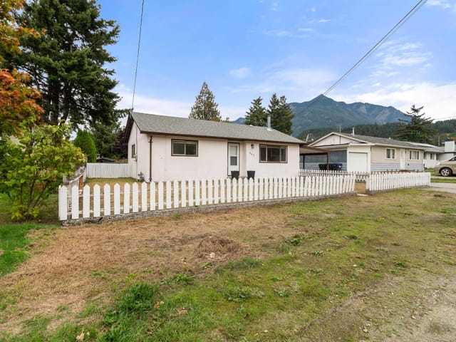 House for sale in Hope, Hope & Area, 561 Thacker Avenue, 263195038 | Realtylink.org