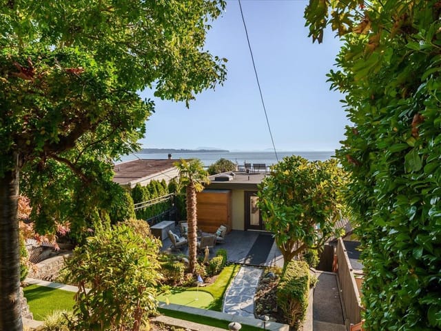 House for sale in White Rock, South Surrey White Rock, 15068 Victoria Avenue, 263195909 | Realtylink.org