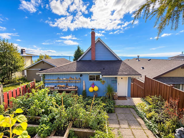 House for sale in White Rock, South Surrey White Rock, 15249 Victoria Avenue, 263196750 | Realtylink.org