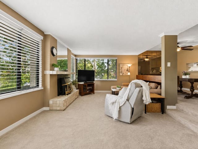 Apartment for sale in Surrey, South Surrey White Rock, 212 15313 19 Avenue, 263197482 | Realtylink.org