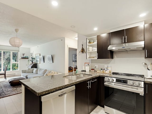 Apartment for sale in Vancouver, Vancouver West, 213 2520 Manitoba Street, 263198168 | Realtylink.org