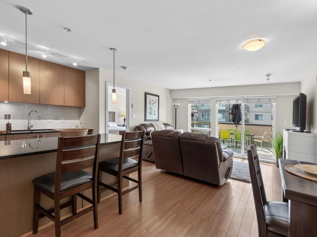 Apartment for sale in Surrey, South Surrey White Rock, 221 15745 Croydon Drive, 263199161 | Realtylink.org